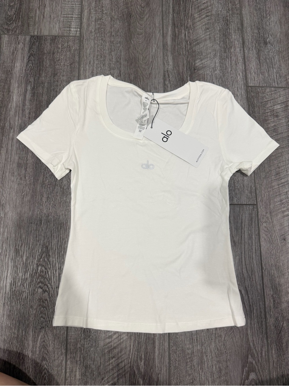 ALO Yoga Women's White Scoop Neck Short Sleeve Tee